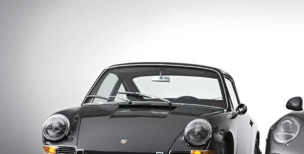 La Porsche 911 (991) Carrera 4 coupé à côté de son ancêtre, la 911 2.0 coupé de 1964.