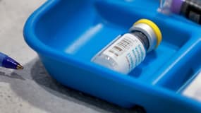 Cette photo d'archive prise le 12 juillet 2022 montre un flacon de vaccin contre la variole/la variole du singe lors d'un événement de vaccination au Pride Center de Wilton Manors, en Floride.