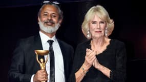 L'écrivain sri-lankais Shehan Karunatilaka (à gauche) et la reine consort Camilla (à droite) après avoir remporté le Booker Prize britannique pour son roman "The Seven Moons of Maali Almeida", à Londres, le 17 octobre 2022.