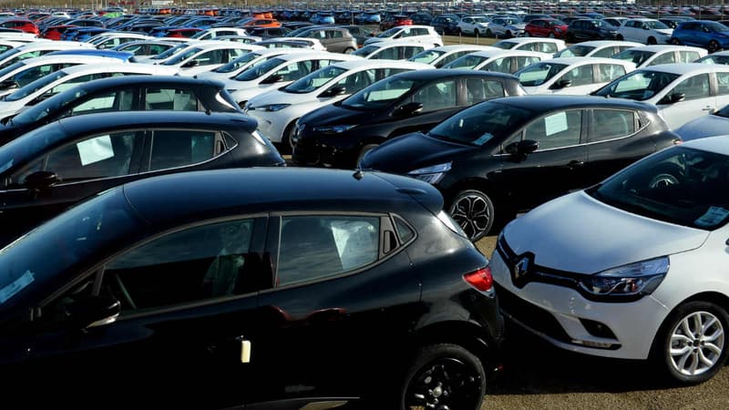 Le parking de l'usine Renault de Flins (Yvelines) qui produit des Clio et des Zoé, ainsi que des Nissan Micra.