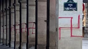 Des croix gammées rue de Rivoli à Paris (illustration)