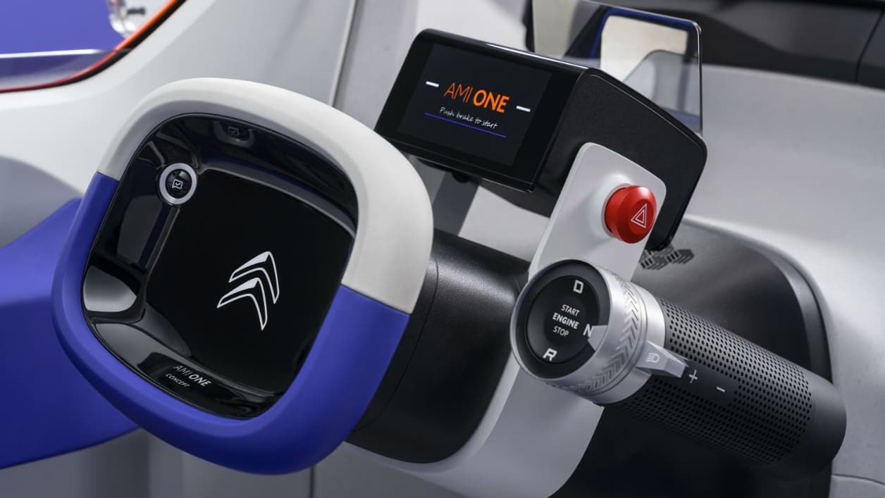 Le cockpit se veut très épuré, et centré sur le smartphone du conducteur. Le cockpit se veut très épuré, et centré sur le smartphone du conducteur.