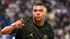 Kylian Mbappé célèbre un but avec le PSG en mai 2023