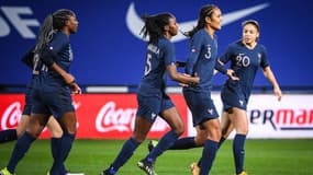 Wendie Renard félicitée avec l'équipe de France, à Metz le 20 février 2021