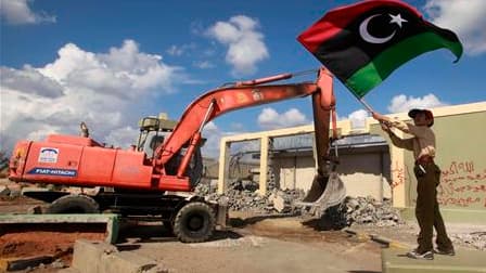 Deux bulldozers ont donné dimanche les premiers coups de pelleteuse dans les murs du complexe fortifié de Bab al Aziziah, qui abritait le siège de l'ancien pouvoir libyen et la résidence de Mouammar Kadhafi à Tripoli. Le début de la destruction de ce symb