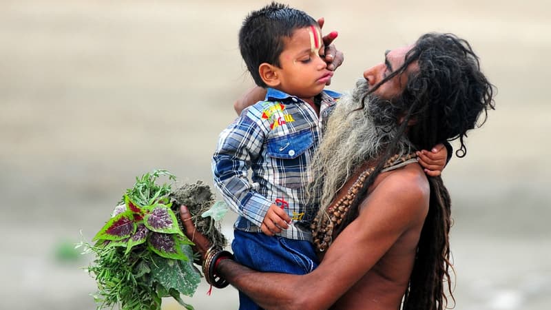 Un Indien avec son fils adopté en 2013.
