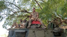 Des troupes français sécurisent un pont près de de la ville de Markala, à 400 km au nord de Bamako.