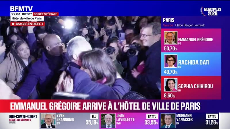 Municipales 2026 à Paris: Emmanuel Grégoire accueilli par une accolade d'Anne Hidalgo à son arrivée à l'hôtel de ville