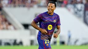 Jules Koundé avec le maillot du FC Barcelone, le 27 juillet 2025.