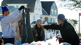 Distribution de vêtements dans le Queens. Des dizaines de milliers de personnes touchées par l'ouragan Sandy pourraient avoir bientôt besoin d'être relogées alors qu'une vague de froid s'abat sur l'Etat de New York. /Photo prise le 4 novembre 2012/REUTERS