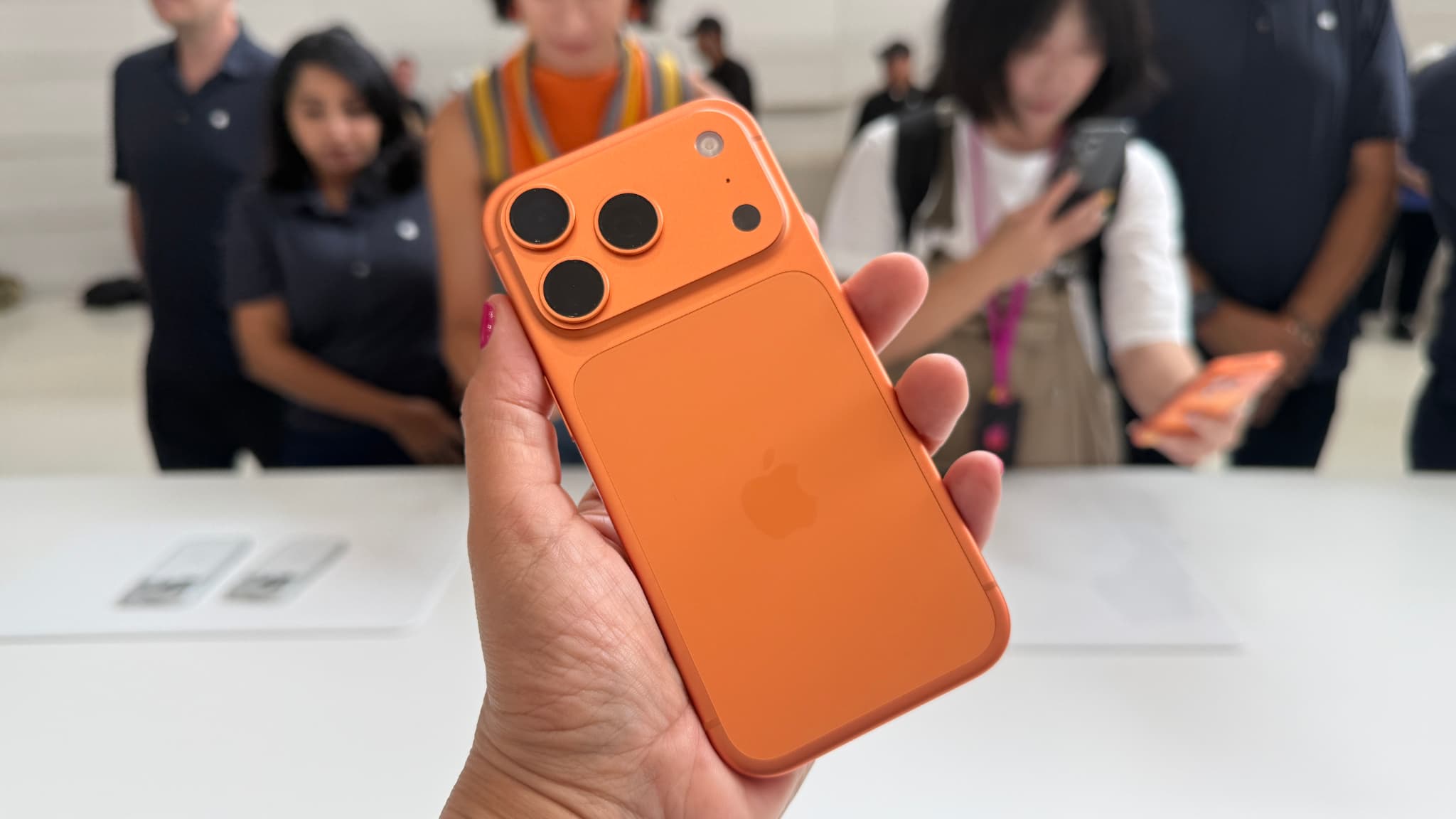 ON A PRIS EN MAIN LES IPHONE 17 ET 17 PRO: APPLE PLACE LA BARRE HAUT