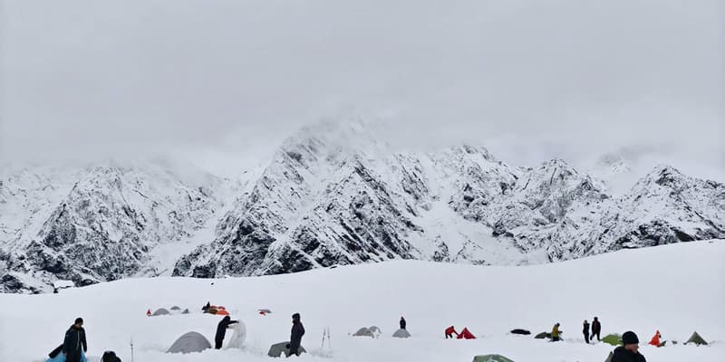 Des randonneurs dans la neige profonde au camp de Tangxiang, dans la vallée de Karma, dans la région autonome du Tibet, le 5 octobre 2025, après une forte chute de neige soudaine dans la région.