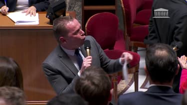 Olivier Dussopt, rouge de colère, le 17 février 2022 dans l'hémicycle de l'Assemblée nationale
