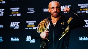 Alexander Volkanovski après sa victoire sur Brian Ortega à l'UFC 266 en septembre 2021
