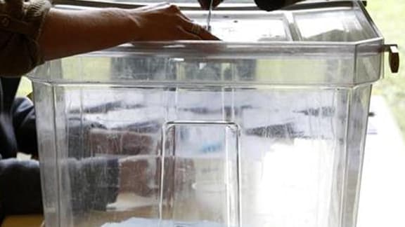 François Hollande et Marine Le Pen ont enregistré leurs meilleurs scores au premier tour de l'élection présidentielle au sein de la "France du travail", loin devant Nicolas Sarkozy, selon une étude Ifop-Fiducial réalisée le jour du vote. /Photo prise le 2