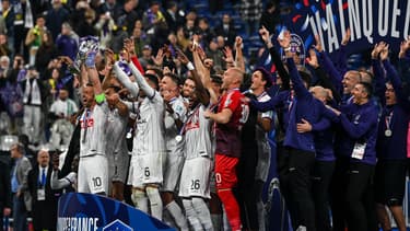 Toulouse soulevant le trophée de la Coupe de France