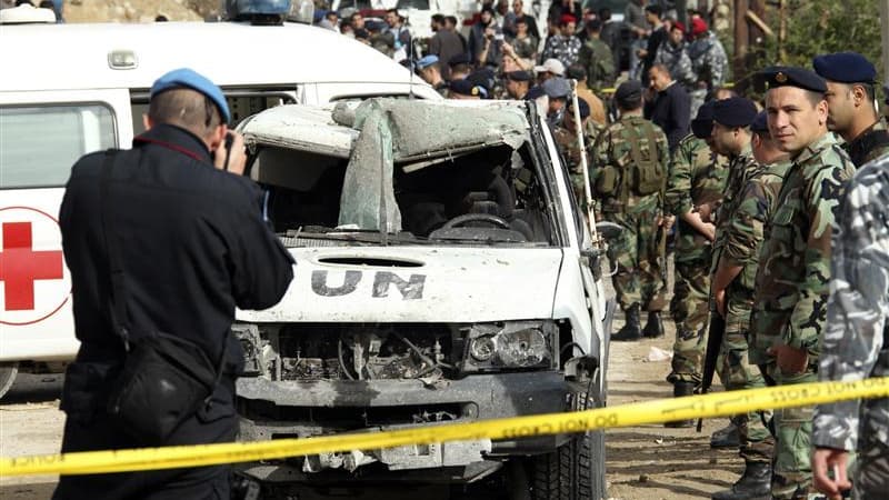 Le ministre français des Affaires étrangères a déclaré dimanche que la France avait "de fortes raisons de penser" que l'attentat à l'explosif qui a blessé cinq soldats français vendredi à Tyr, dans le sud du Liban, avait été commandité par la Syrie. /Phot
