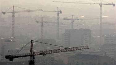 La ministre du Logement Cécile Duflot estime que l'objectif de 500.000 logements neufs construits par an en France d'ici 2017 sera difficile à tenir en raison de la crise mais doit être maintenu. /Photo d'archives/REUTERS/Jean-Paul Pélissier