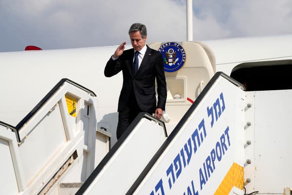Le secrétaire d'État américain Antony Blinken arrive à l'aéroport israélien Ben Gurion à Lod, dans la banlieue de Tel Aviv, le 12 octobre 2023. 