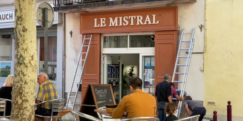 Le bar Le Mistral, décor de "Plus belle la vie", au cours de l'installation de sa nouvelle lettrine.
