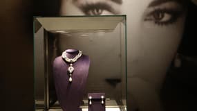 Lors d'une vente aux enchères de bijoux ayant appartenu à Elizabeth Taylor. L'actrice, décédée en 2011, a subtilisé à Michael Jackson la première place du classement des personnalités du spectacle les plus rentables après leur mort, publié mercredi par Fo