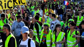 Des gilets jaunes lors d'un défilé - Image d'illustration