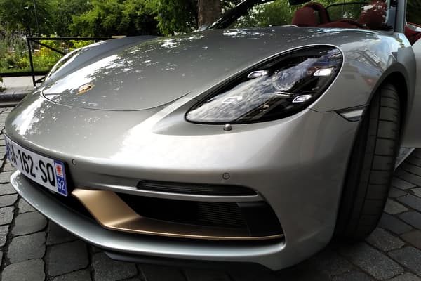 This version has a six-cylinder engine in the rear center position.