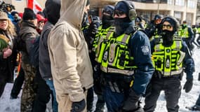 Intervention de la police après trois semaines de blocage par des manifestants anti-mesures sanitaires des rues d'Ottawa, le 18 février 2022