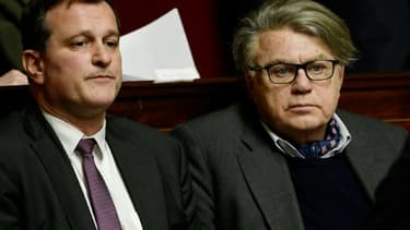 Le député apparenté FN Gilbert Collard (D) et le député FN Louis Aliot, à l'Assemblée nationale, le 23 janvier 2018