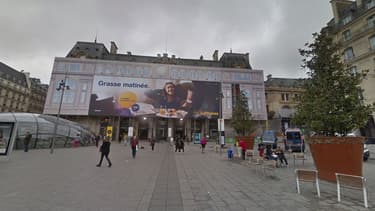Une bâche publicitaire est restée installée sur la façade de la gare Saint-Lazare pendant deux ans et demi.