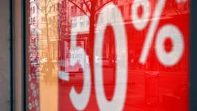 Les soldes d'été ont démarré pour quatre semaines dans un contexte d'inflation galopante, mais les premiers clients sont déterminés à faire de bonnes affaires et les commerçants à renflouer leur trésorerie