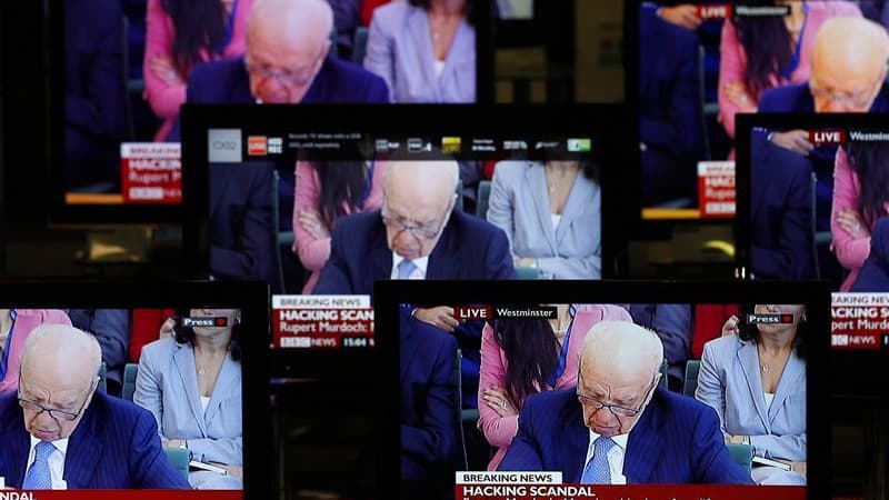 Retransmission d'une audition de Rupert Murdoch devant une commission parlementaire, en juillet dernier. A en croire les avocats des victimes, la branche britannique de News Corp, le groupe de médias de Murdoch, a reconnu que de hauts responsables avaient