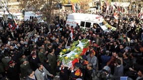 Une foule de Syriens brandissant des drapeaux nationaux et des portraits du président Bachar al Assad s'est rassemblée samedi à Damas pour les funérailles des 26 victimes tuées vendredi dans une explosion attribuée par les autorités à un attentat suicide.