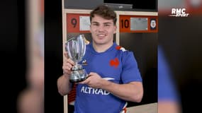 XV de France : L'émotion de Dupont qui reçoit son trophée de meilleur joueur de l'année