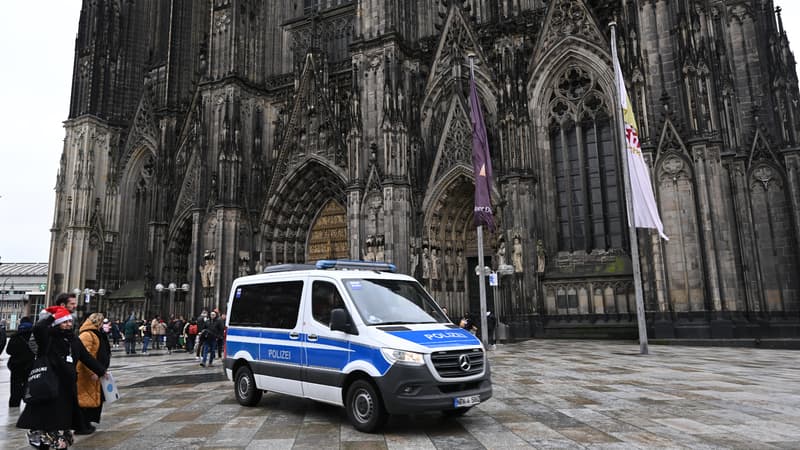 les forces de l'ordre devant la cathédrale de Cologne le dimanche 24 décembre 2023 (Photo d'archive)