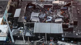 Photo publiée par Prensa Servicio 911 montrant une vue aérienne de la discothèque Jet Set après l'effondrement de son toit, à Saint-Domingue, le 8 avril 2025. Les sauveteurs se sont précipités mardi pour retrouver des survivants parmi les décombres d'une discothèque dominicaine où au moins 27 personnes ont péri et plus de 150 ont été blessées lors de l'effondrement du toit au petit matin.