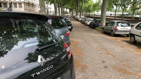 Des voitures stationnées à Lyon.