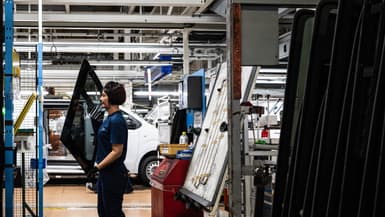 Un employé travaille à l'assemblage d'un véhicule dans l'usine Stellantis d'Hordain (Nord), le 27 octobre 2022