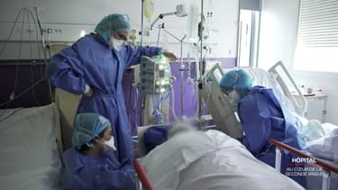 Image d'illustration - Du personnel soignant auprès d'un malade du Covid-19 dans un hôpital stéphanois.