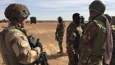Soldats maliens et français de la force Barkhane près de la frontière malienne avec le Burkina Faso, le 2 novembre 2017