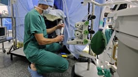 Un anesthésiste prépare une intervention chirurgicale à Angers, octobre 2013.