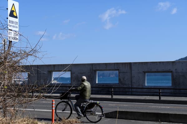 Photo d'un mur de bord de mer pour lutter contre les tsunamis à Miyako, au Japon, le 26 février 2021