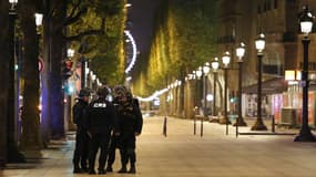 Des CRS lors de l'attentat des Champs-Elysée le 20 avril 2017.