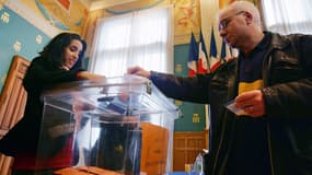 Un homme participe à un référendum local ouvert aux étrangers, en 2006 à Saint-Denis.