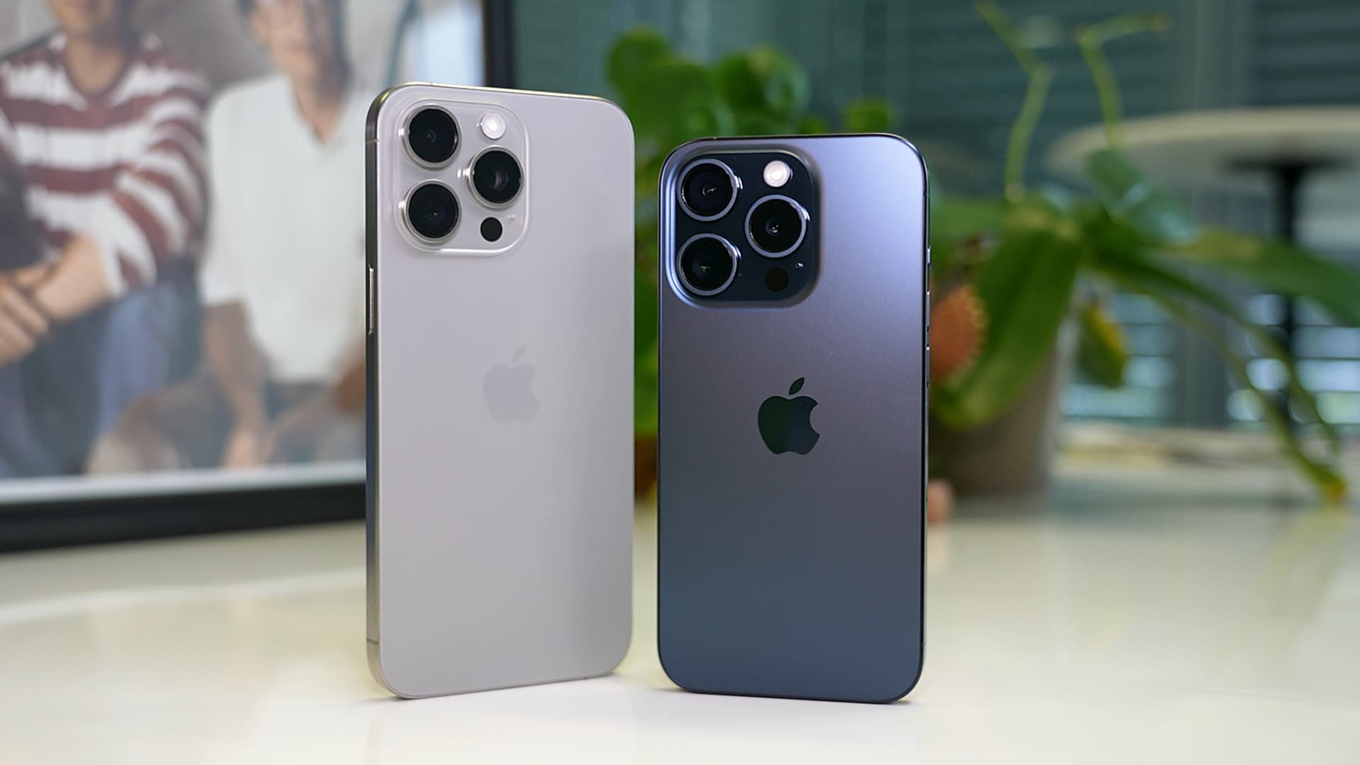 A gauche, l'iPhone 15 Pro Max - A droite, l'iPhone 15 Pro