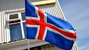 Le drapeau de l'Islande devant un bâtiment (Photo d'illustration).