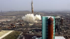 La dernière cheminée de l'ancienne fonderie Metaleurop de Noyelles-Godault est dynamitée, le 17 mars 2006, dans le cadre des actions de dépollution du site.