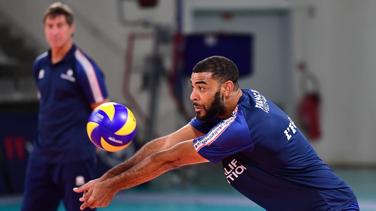 Earvin Ngapeth à l'entraînement, sous les yeux de Laurent Tillie