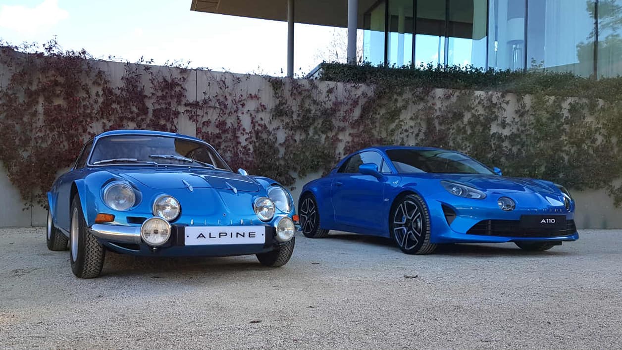 La berlinette historique, à côté de la nouvelle A110. La version années 60 mesure à peine 3,85 mètres de long, contre 4,18 mètres pour la version moderne, soit à peu près autant qu'un Renault Captur.