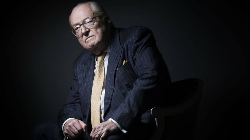 Jean-Marie Le Pen pose à Saint-Cloud (Hauts-de-Seine) le 27 janvier 2016